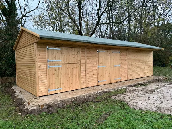 Linear stable block with integrated tack room