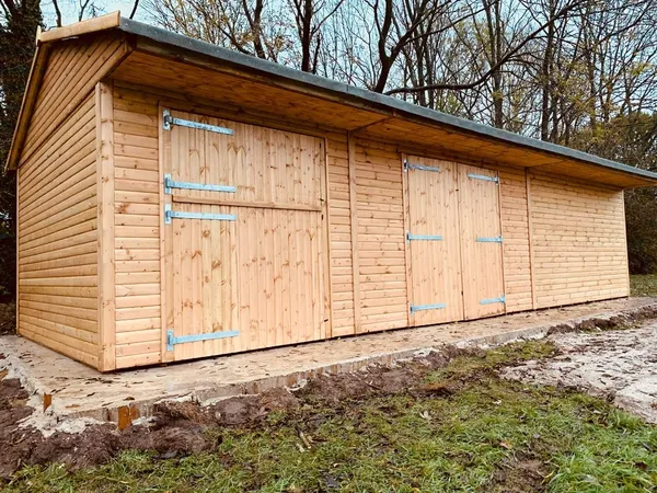 Courtyard stable configuration with covered area