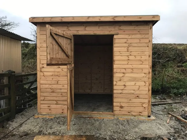 Traditional timber loose box block with pent roof and multiple stable doors