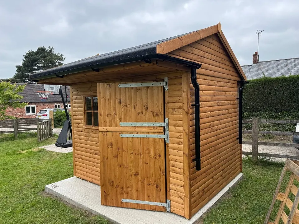Premium apex single stable with deep canopy and heavy-duty timber – Ecco Sheds equestrian loose box