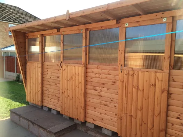 Traditional Pent Pigeon Loft stock bird design on block base