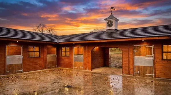 Luxury L-shaped timber stable block and courtyard with clock tower – Ecco Sheds professional yard