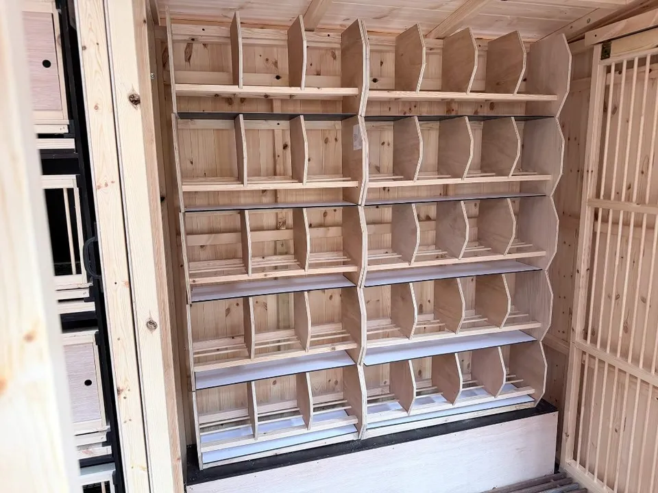 Young bird perch bank with easy-clean tray system